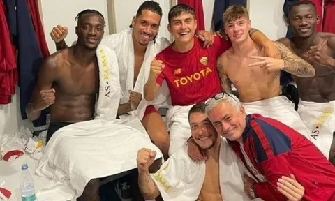 Huấn luyện viên Jose Mourinho cổ vũ cho AS Roma từ bãi đỗ xe