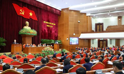 Trung ương xem xét tình hình kinh tế - xã hội và ngân sách nhà nước