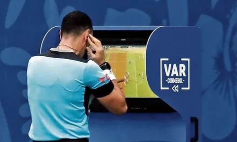 Đại diện FIFA bàn việc triển khai VAR tại V.League 