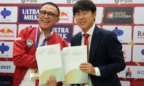 Shin Tae-yong tự gắp lửa bỏ tay mình