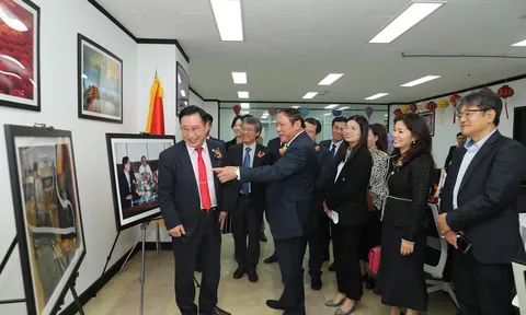 Bộ trưởng Nguyễn Văn Hùng thăm và làm việc tại Văn phòng đại diện xúc tiến Du lịch Việt Nam ở Hàn Quốc