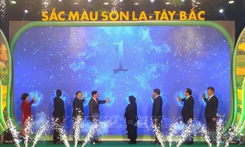 Không gian đi bộ hồ Hoàn Kiếm rực rỡ 'Sắc màu Sơn La - Tây Bắc'