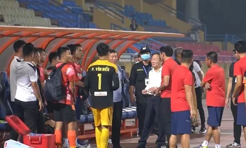 Bầu Hiển xuống sân an ủi SHB Đà Nẵng sau thất bại trước Hà Nội FC