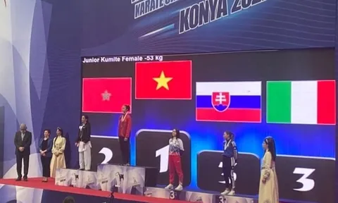 Võ sĩ Nguyễn Diệu Ly giành HCV giải Karate trẻ thế giới 2022