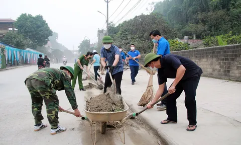 Gần 400 cán bộ, người dân huyện Yên Bình ra quân vệ sinh môi trường