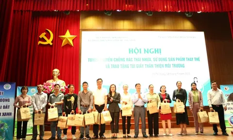  3.000 túi giấy thân thiện môi trường tặng cho người dân huyện Cô Tô