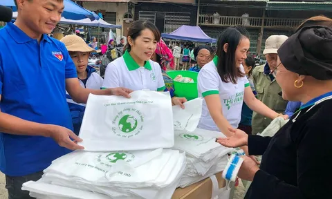 Quỹ Bảo vệ môi trường Lào Cai tuyên truyền người dân cùng chung tay phòng chống rác thải nhựa