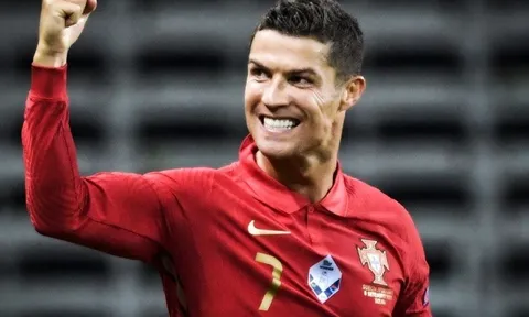 Cristiano Ronaldo chế giễu Man United trong ngày chia tay?