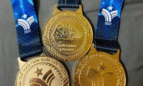 Hình ảnh danh thắng Hạ Long được đưa vào mặt sau của tấm huy chương