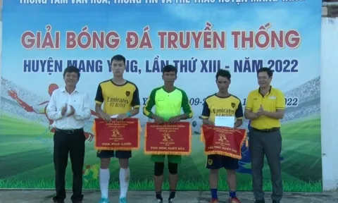 Thị trấn Kon Dơng giành cúp vô địch giải Bóng đá truyền thống huyện Mang Yang