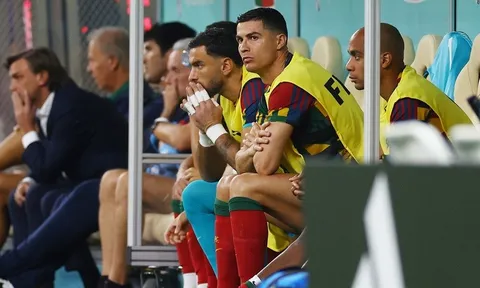 Ông Fernando Santos khó chịu trước những câu hỏi về việc Cristiano Ronaldo ngồi dự bị