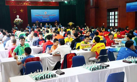 Khởi tranh môn cờ Vua