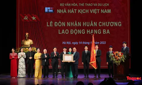 Nhà hát kịch Việt Nam kỷ niệm 70 năm Ngày thành lập và đón nhận Huân chương Lao động hạng Ba