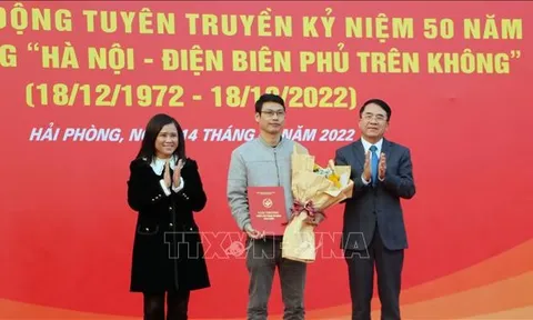 Trao giải và triển lãm tranh cổ động kỷ niệm 50 năm Hà Nội - Điện Biên Phủ trên không
