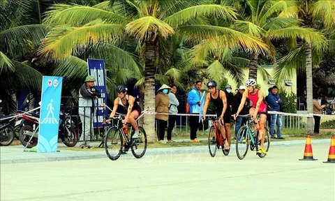 Nguyễn Thị Kim Cương và Lâm Quang Nhật giành huy chương vàng nội dung Triathlon cá nhân của Ba môn phối hợp