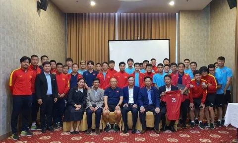Lãnh đạo Đại sứ quán Việt Nam tại Lào động viên thầy trò huấn luyện viên Park Hang-seo