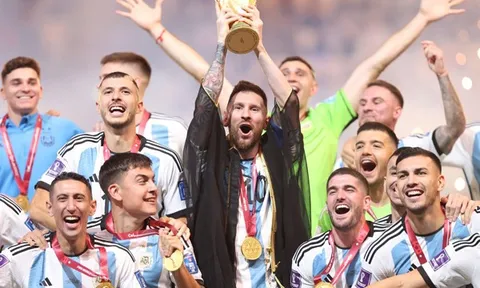 Messi mặc áo choàng Tiểu vương Qatar ban nâng cúp vô địch