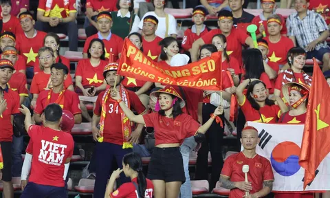 Cổ động viên Việt Nam khuấy động không khí bóng đá tại Lào