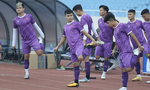 Quang Hải tập cùng đồng đội, sẵn sàng thi đấu với Malaysia