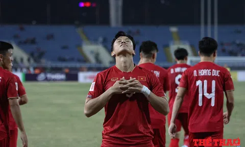 Khoảnh khắc ảnh Việt Nam - Malaysia: Bước ngoặt từ thẻ đỏ của cầu thủ Malaysia