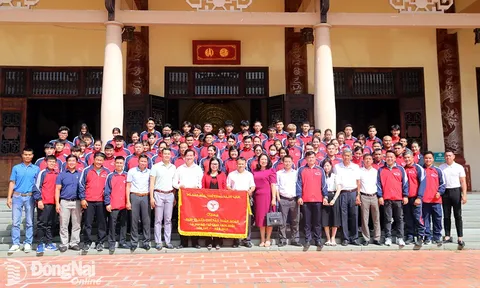 Đoàn thể thao Đồng Nai dâng hương báo công tại Văn miếu Trấn Biên
