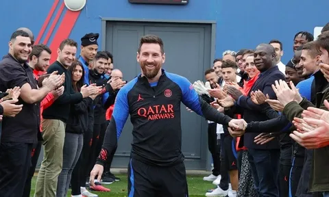 Lionel Messi được Ban huấn luyện và đồng đội ở PSG xếp hàng chào đón