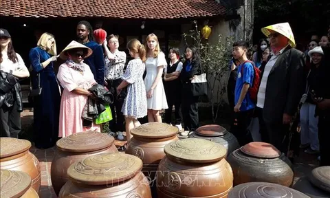 Các đại sứ trải nghiệm Tết cổ truyền Việt Nam tại Làng cổ Đường Lâm