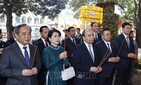 Xuân Quê hương 2023: Chủ tịch nước cùng các kiều bào dâng hương tại Điện Kính Thiên
