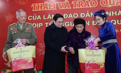 Thủ tướng thăm, chúc Tết mẹ Việt Nam anh hùng, đồng bào, chiến sĩ tại vùng biên giới Cao Bằng
