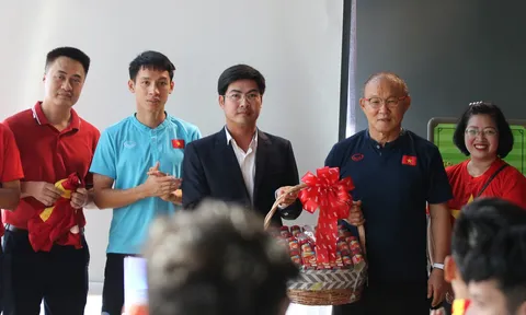 Đại sứ quán Việt Nam tại Thái Lan thăm và động viên đội tuyển Việt Nam trước trận chung kết lượt về