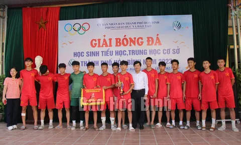 Thành phố Hòa Bình tổng kết Giải bóng đá học sinh tiểu học, THCS năm 2023  