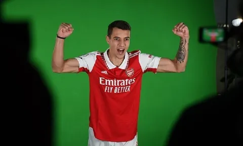 Arsenal hoàn tất hợp đồng với trung vệ Jakub Kiwior