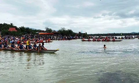  Hội đua thuyền trên đầm Trà Ổ