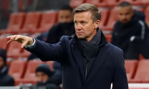 Leeds United sa thải huấn luyện viên trước cuộc đối đầu với Man United