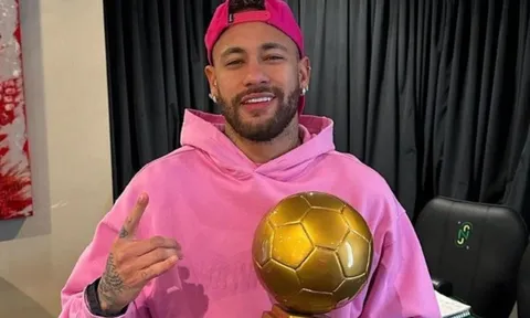 Neymar gây tranh cãi khi được vinh danh
