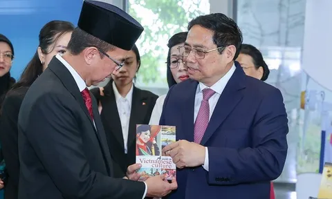Thủ tướng thăm Đại học Quốc gia và lớp học tiếng Việt tại Brunei