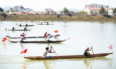 Giải đua thuyền độc mộc thành phố Kon Tum mở rộng năm 2023