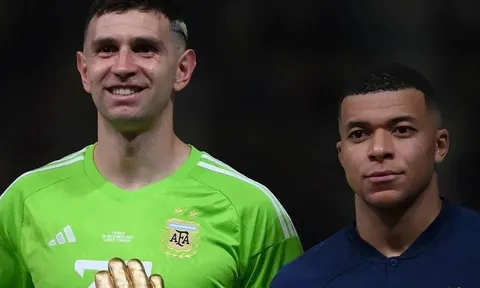 Thủ thành Emiliano Martinez phủ nhận thông tin khiêu khích Kylian Mbappe