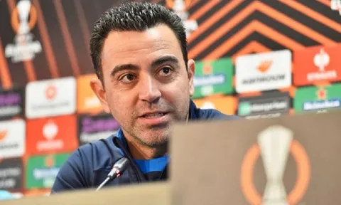 Huấn luyện viên Xavi bác tin Frenkie de Jong muốn gia nhập Man United