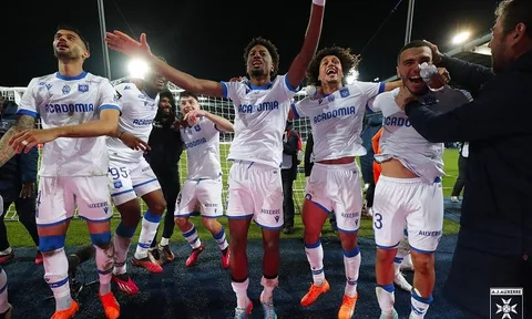 Lyon thua ngược trong chuyến làm khách của Auxerre