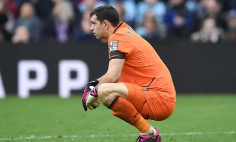 Huấn luyện viên Unai Emery nổi giận với thủ môn Emiliano Martinez