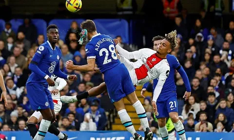 Đội trưởng Chelsea nhập viện cấp cứu sau pha va chạm nguy hiểm