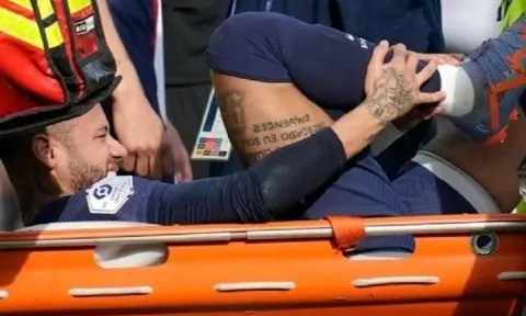 Cổ động viên Paris Saint-Germain chế nhạo chấn thương của Neymar