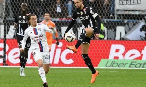 Lyon đẩy Angers tiến gần vé xuống hạng