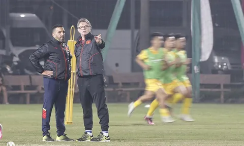 Đội tuyển U23 Việt Nam: Huấn luyện viên Troussier và những buổi tập đêm