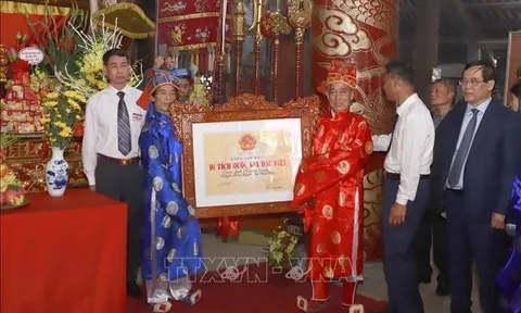 Đón nhận Bằng xếp hạng di tích quốc gia đặc biệt cụm đình Hương Canh