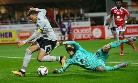 Kylian Mbappe lập công giúp PSG thắng kịch tính trên sân khách