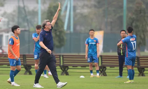 Huấn luyện viên Troussier không muốn so sánh với người tiền nhiệm