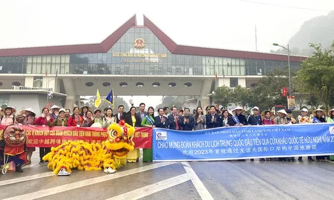 Việt Nam chào đón đoàn khách du lịch Trung Quốc đầu tiên quay lại sau dịch COVID-19