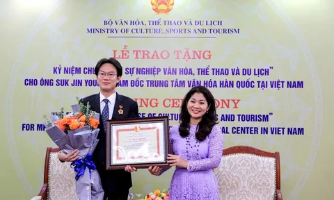 Giám đốc Trung tâm Văn hóa Hàn Quốc tại Việt Nam nhận Kỷ niệm chương “Vì sự nghiệp Văn hóa, Thể thao và Du lịch”